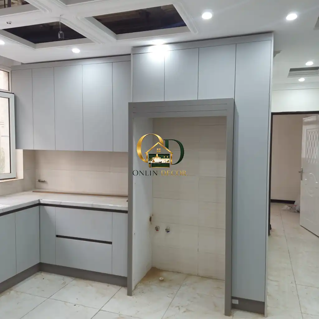 کابینت هایگلاس طوسی در کنار سرامیک سفید کف و بدنه کابینت به رنگ سفید | آنلاین دکور