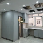 مدل کابینت های‌گلاس طوسی مناسب آشپزخانه کوچک | آنلاین دکور