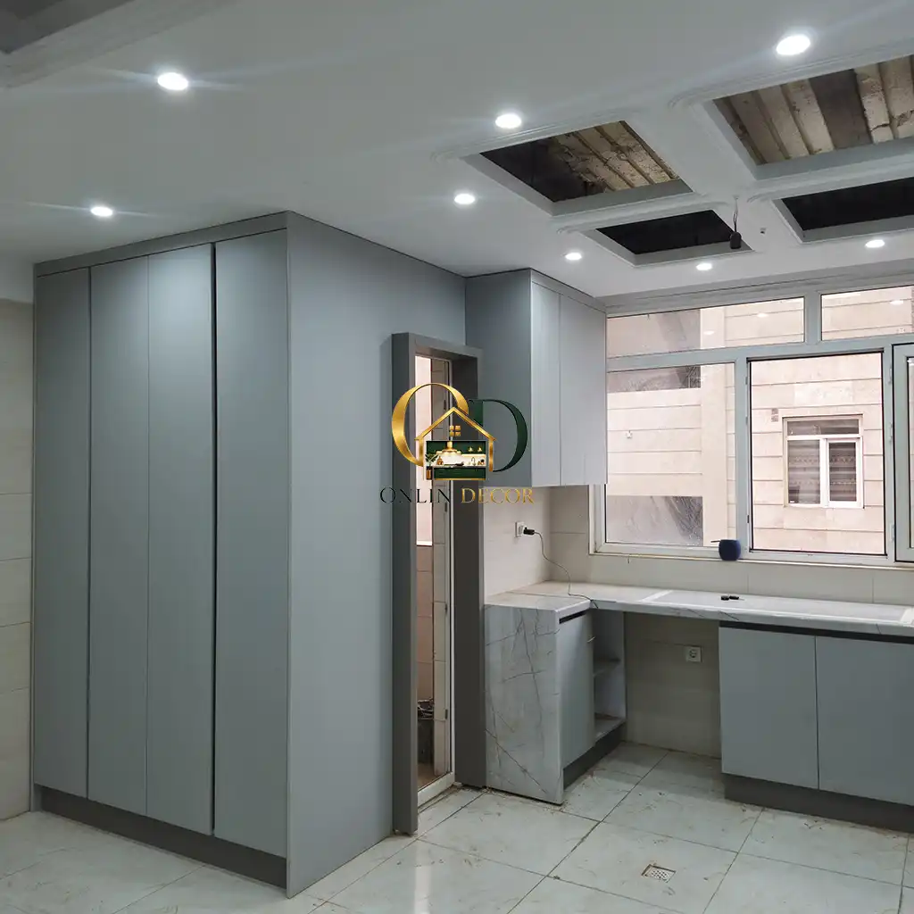مدل کابینت هایگلاس طوسی مناسب آشپزخانه کوچک | آنلاین دکور