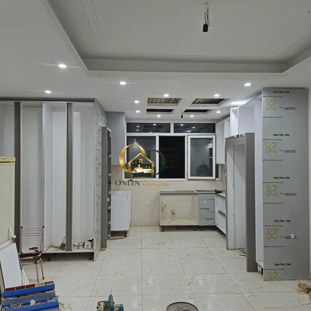 ترکیب کابینت هایگلاس سفید و طوسی برای آشپزخانه کوچک و مدرن | آنلاین دکور
